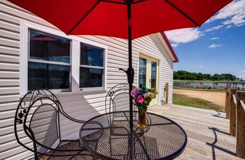 Avenue House | Sunrise Landing: Waterfront Cottage in Avenue!