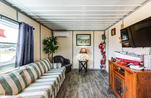 Avenue House | Sunrise Landing: Waterfront Cottage in Avenue!