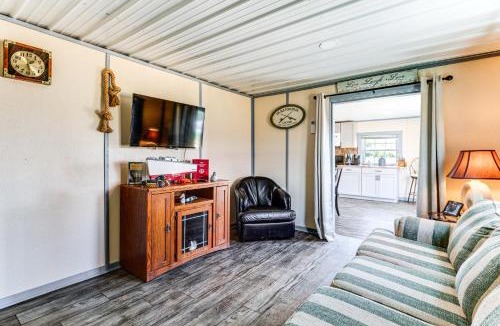 Avenue House | Sunrise Landing: Waterfront Cottage in Avenue!