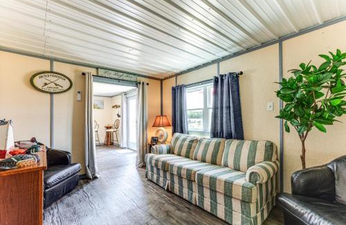 Avenue House | Sunrise Landing: Waterfront Cottage in Avenue!