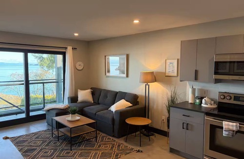 Courtenay House | Sunrise Oceanfront Suite, Entire home in Royston, Canada