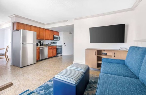 Ormond Beach Hotel | Sunrise Suite for Family Fun, Sand Play & Boardwalk Excursions