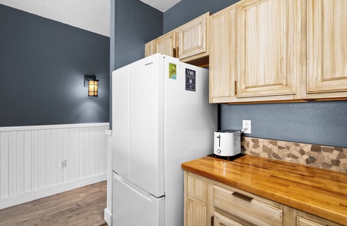 Two Harbors Condo | Sunrise Suite on Lake Superior- Pool & Hot Tub