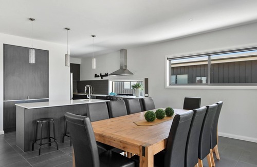 Mulwala House | Sunrise Waters overlooking the popular Purtle Park. Groups, skiers, golfers, take note.