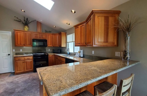 Three Rivers House | Sunriver & Mt.Bachelor Riverfront Retreat - Hottub, Sauna, Private Dock!