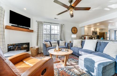 Branson House | Sunroom, Fireplace: Lakefront Branson Condo