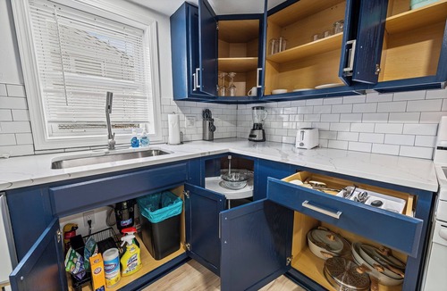 Kansas City Apartment | Sunroom Garden Suite Wi-Fi, Yard, & Pet-Friendly