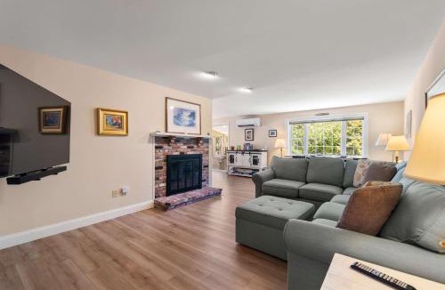 Eastham House | Sunroom Mins to Beaches Views of Marsh