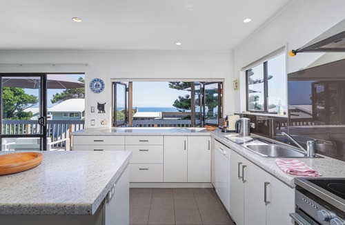 Whangapoua House | Sunseekers Bach - Whangapoua Holiday Home