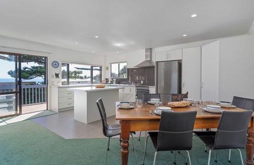 Whangapoua House | Sunseekers Bach - Whangapoua Holiday Home