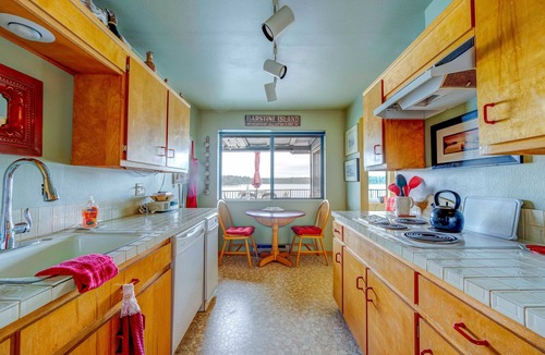 Olympia Cottage | Sunset Beach Cottage: private hot tub & kayaks
