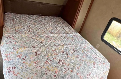Sidney House | Sunset Camp with 2-bedroom RV and a Beautiful View