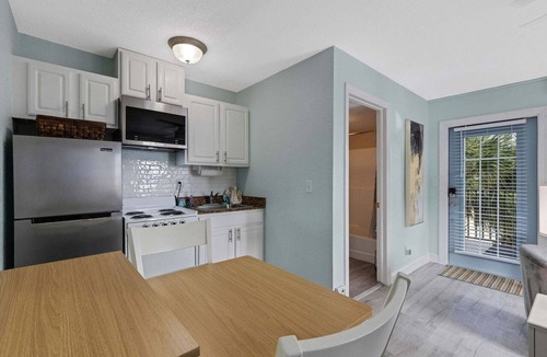 Redington Beach Condo | ☀️Sunset Corner - Beach View Suite | Heated Pool Across from Beach ➠ 16333 Gulf Blvd 215