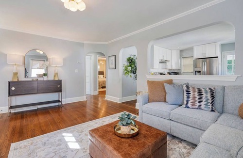 Winston - Salem House | Sunset Cottage: Charming 2-bdrm house w/king bed in WinstonSalem; great locatio