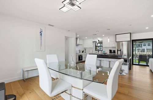 Connors House | Sunset Dock Pet-Friendly & Steps to Beach