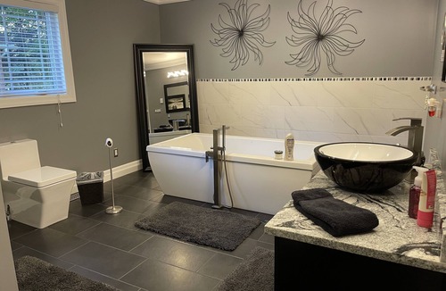 West Lake Bed & Breakfast | Sunset Escape On Westlake. This B&B offers 2 suites that are rented separately.
