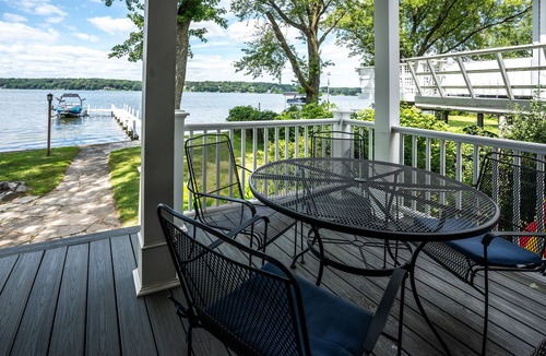 Delavan Lake House | Sunset Getaway on Delavan Lake – Waterfront 4 BDR, Pet Friendly!