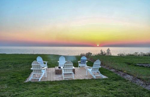 Miami Park House | Sunset Haven with Hot Tub Lake Michigan Views Family Friendly