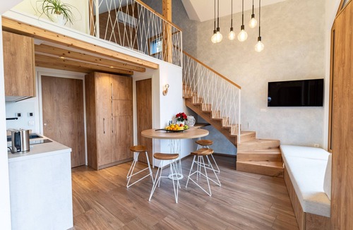 Sencur House | Sunset Holiday Home with Hot tub and terrace