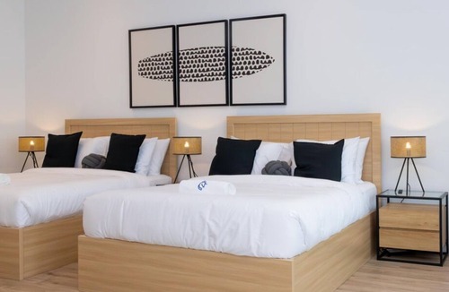 Jumeira 3 House | Sunset & Kite Beach Retreat: Elegant Sea View Room with Balcony