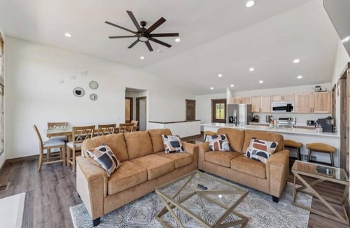 New Lisbon House | Sunset Lakefront with Kayaks & Firepit Fun