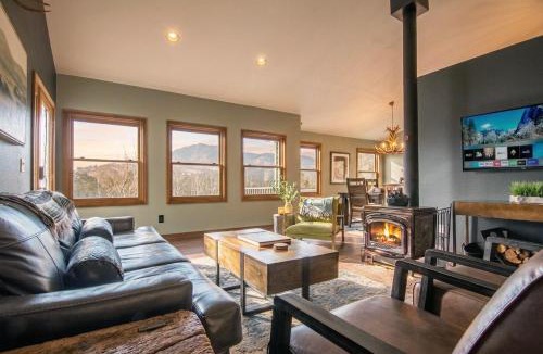 Bailey House | Sunset Mountain Views near Town on 3 Private Acres