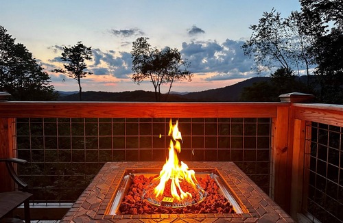 Wolf Laurel Cabin | Sunset Mtn View*Pool*Massage Chair*Theater Rm*Pickleball*Game Rm*Hiking*Hot Tub