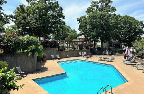 Lake Ozark House | Sunset Paradise-3BD/3BA Condo/Pools/Pet Friendly/Lake Ozark-8PP