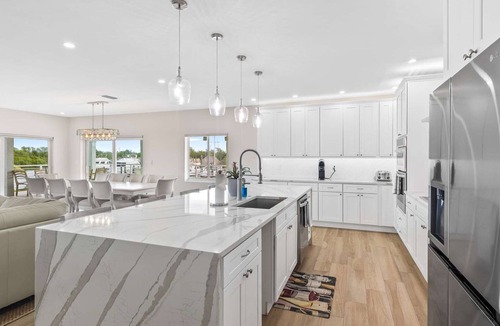 Marathon House | Sunset Point | Luxury 5 bdrm w pool, jacuzzi and XL dock, walk to beach