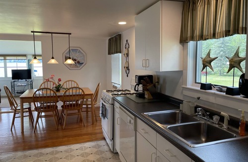 Richfield Springs House | Sunset Retreat - Delightful Cottage on Canadarago Lake