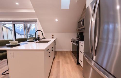Canmore Apartment | Sunset Ridge- 360 Mountain Views!