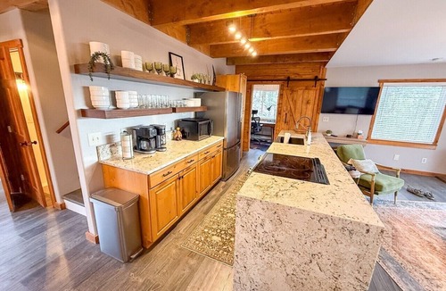 Rainbow Valley House | Sunset Ridge Escape with Hot Tub & Incredible Mountain Views