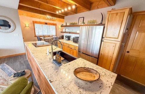 Rainbow Valley House | Sunset Ridge Escape with Hot Tub & Incredible Mountain Views