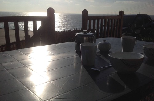 Ventnor Ski Chalet | Sunset Ridge villa with sea view, beach, cafes, shops within walking distance