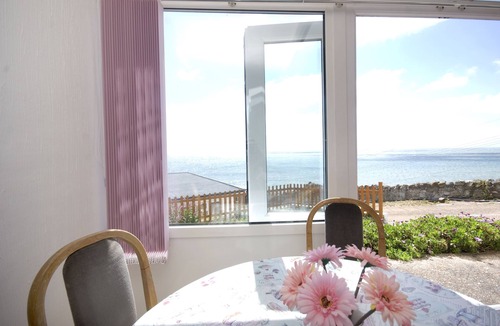Ventnor Ski Chalet | Sunset Ridge villa with sea view, beach, cafes, shops within walking distance