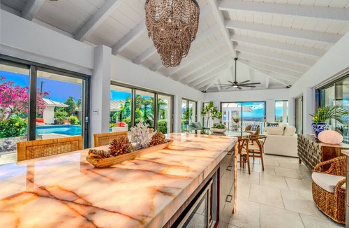 Estate Bakkero Villa | Sunset Sanctuary: Gorgeous 5br w/huge pool/deck & lots of space!