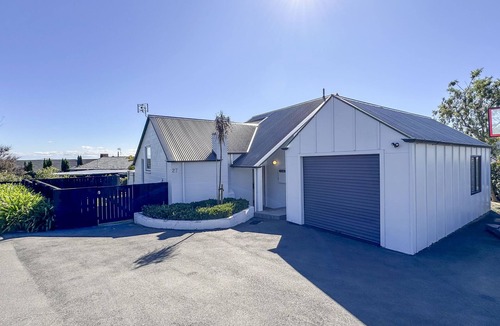 Havelock North House | Sunset Sanctuary - Havelock North Holiday Home