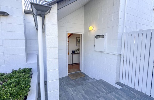 Havelock North House | Sunset Sanctuary - Havelock North Holiday Home
