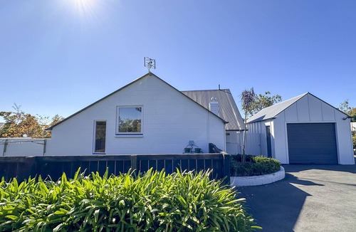 Havelock North House | Sunset Sanctuary - Havelock North Holiday Home