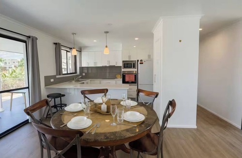 Broadbeach Waters House | Sunset Shores Escape – Broadbeach Poolside Stay