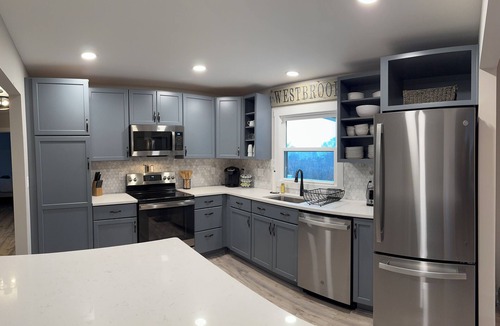 Westbrook Center House | Sunset Skies: filmed for TV, walk to Water's Edge, 2 homes in 1, pet-friendly
