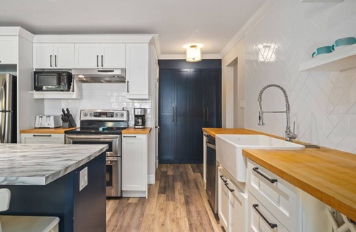 Picton Cottage | Sunset Surf Cottage - Picton, Ontario, Canada