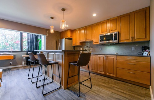 Estate East Street Condo | Sunset Swing Hideaway