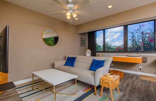 Estate East Street Condo | Sunset Swing Hideaway
