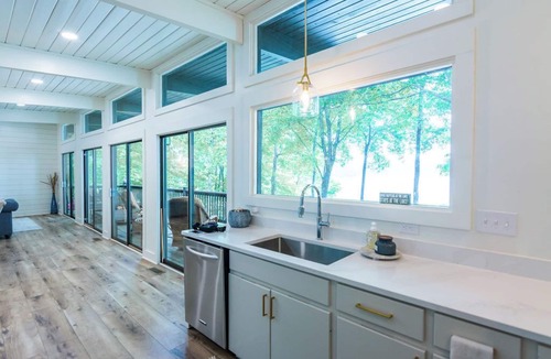 Spring City House | Sunset View Cottage-Waterfront Lakehouse, year-round deep water, Watts Bar Lake!