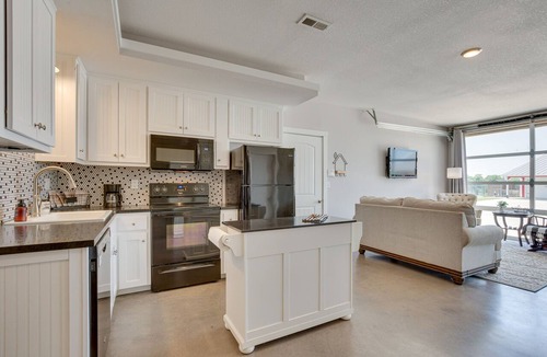 Clinton County Apartment | ‘Sunset View’ Home: 1 Mi to Smithville Lake!