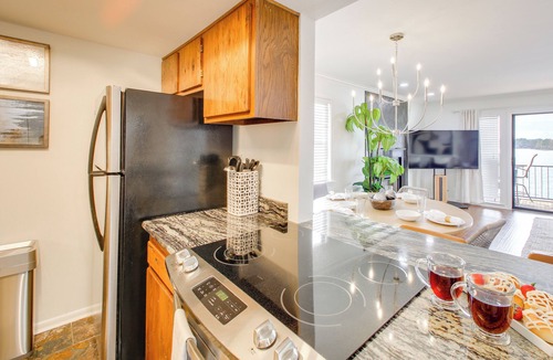 Lake Hamilton Apartment | Sunset-view Resort Condo on Lake Hamilton!
