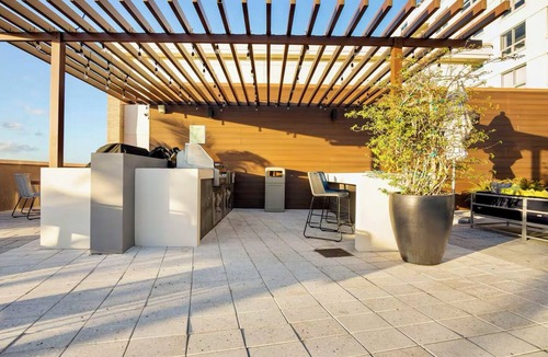 Midtown Condo | ☀ Sunset Views Pristine Rooftop Pool & Lounge Chic MIA Parking Included