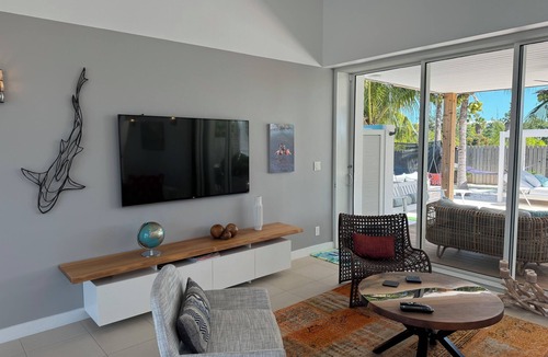 Leeward Settlement Villa | SunsetOne Beach Villa - Golf Cart 6 seats, Kayaks, SUPs; Free Beach Set Up
