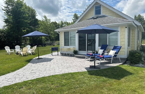 Pinckney House | Sunshine Cottage on All Sports Portage Lake